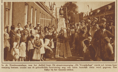 873207 Afbeelding van de rutschbaan met omstanders op het straatfeest, georganiseerd door straatvereniging De ...